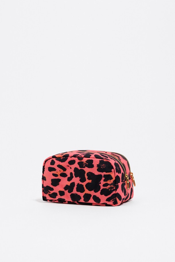 [25FW] 일렉트릭 핑크 레오파드 프린트 나일론 메이크업 케이스 미디엄 B256AID012PKF는 여성스러운 스타일을 연출하는 메이크업 케이스입니다. 일렉트릭 핑크 컬러와 레오파드 프린트가 특징이며, 캐주얼, 레트로, 걸리시한 스타일에 잘 어울립니다. 넉넉한 수납 공간을 제공하는 미디엄 사이즈로, 여행룩, 휴가룩, 모임룩 등 다양한 TPO에 활용 가능합니다. 가볍고 내구성이 뛰어난 나일론 소재로 제작되었으며, 지퍼형 잠금 방식으로 내용물을 안전하게 보호합니다. 사각형 디자인으로 실용성을 더했습니다.
