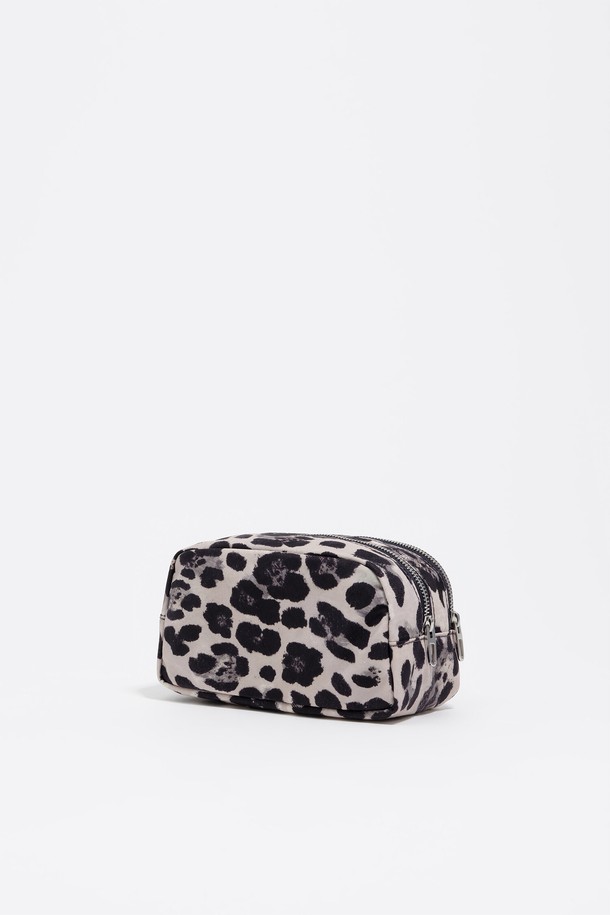 [25FW] 그레이 레오파드 프린트 나일론 메이크업 케이스 미디움 B256AID013GRF는 여성용 메이크업 케이스입니다. 캐주얼 및 미니멀 스타일을 지향하며, 사각 형태에 지퍼형 잠금 방식으로 제작되었습니다. 그레이 컬러의 나일론 소재에 레오파드 프린트 무늬가 돋보이며, 미디움 사이즈로 일상에서 활용하기 좋습니다. 
