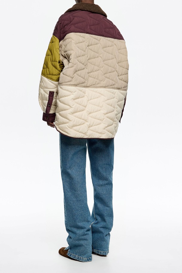 **[25FW] 멀티컬러 패치워크 패딩 재킷 B256AWD015BDB**

다채로운 컬러 블록과 패치워크 디자인이 돋보이는 남성용 오버핏 패딩 재킷입니다. 가을, 겨울 시즌에 어울리는 두꺼운 두께감으로 따뜻하게 착용할 수 있으며, 캐주얼한 스타일을 연출하기 좋습니다. 여행룩, 캠핑룩, 그리고 고프코어 및 스트리트 패션까지 소화 가능한 활용도 높은 아이템입니다. 나일론 소재로 제작되어 편안한 착용감을 선사하며, 버튼 여밈 방식과 긴 소매 기장으로 활동성을 더했습니다.
