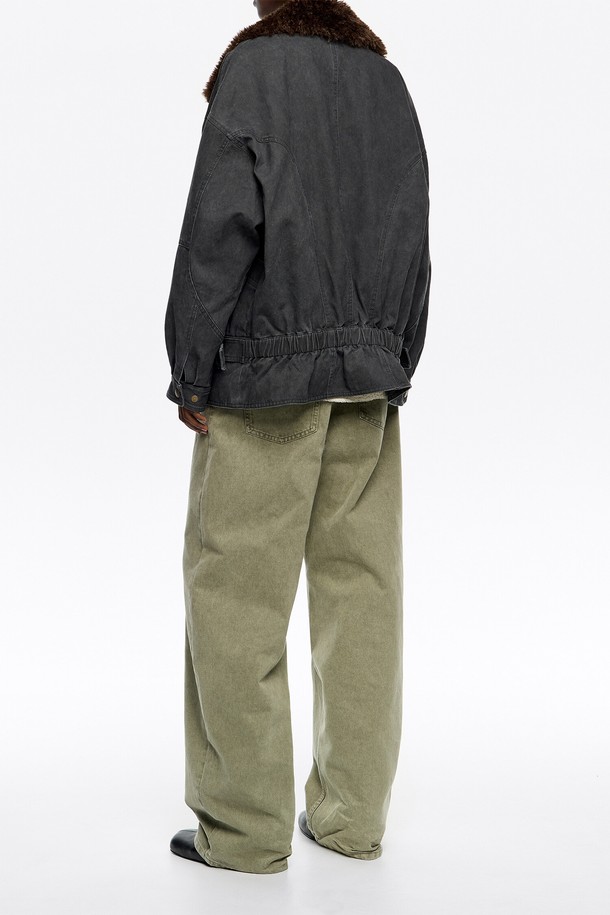 세련된 다크그레이 컬러의 여성용 더블브레스트 재킷입니다. 울 소재로 제작되어 가을, 겨울 시즌에 따뜻하게 착용할 수 있으며, 레귤러 핏으로 편안한 착용감을 선사합니다. 탈부착 가능한 퍼 카라가 있어 다양한 스타일 연출이 가능하며, 오피스룩, 출근룩, 모임룩 등 TPO에 맞춰 클래식하고 시크한 스타일을 완성할 수 있습니다. 무지 패턴에 더블 버튼 여밈 방식으로 디자인되어 미니멀하면서도 고급스러운 분위기를 자아냅니다.
