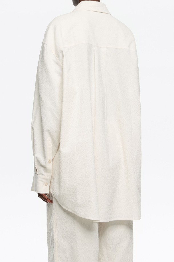 [25FW] 아이보리 텍스처 코튼 셔츠 B256AWB015IVB는 부드러운 컬러감과 미니멀한 디자인이 돋보이는 여성용 셔츠입니다. 가을, 겨울 시즌에 어울리는 두꺼운 두께감과 뻣뻣한 코튼 소재로 제작되어 포근하면서도 텍스처 디테일이 돋보입니다. 오버핏으로 편안한 착용감을 선사하며, 베이직한 스타일과 클래식한 무드를 동시에 연출할 수 있습니다. 칼라 넥 라인과 긴 소매 기장으로 세련된 분위기를 더하며, 출근룩으로도 활용하기 좋습니다.
