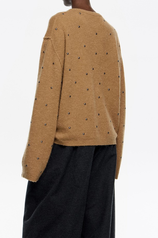 [25FW] 카멜 리벳 장식 박시 스웨터 B256AWK008CMB는 여성용 니트/스웨터로, 가을/겨울 시즌에 따뜻하게 입을 수 있습니다. 부드러운 울 소재와 두꺼운 두께감으로 편안한 착용감을 선사하며, 라운드넥과 긴소매 디자인으로 제작되었습니다. 캐주얼 스타일의 무지 패턴에 리벳 장식이 포인트로 더해져 세련된 느낌을 줍니다. 박시핏으로 제작되어 데이트룩, 모임룩 등 다양한 TPO에 활용 가능하며, 캐주얼, 클래식, 미니멀 스타일을 즐겨 입는 고객에게 추천합니다.
