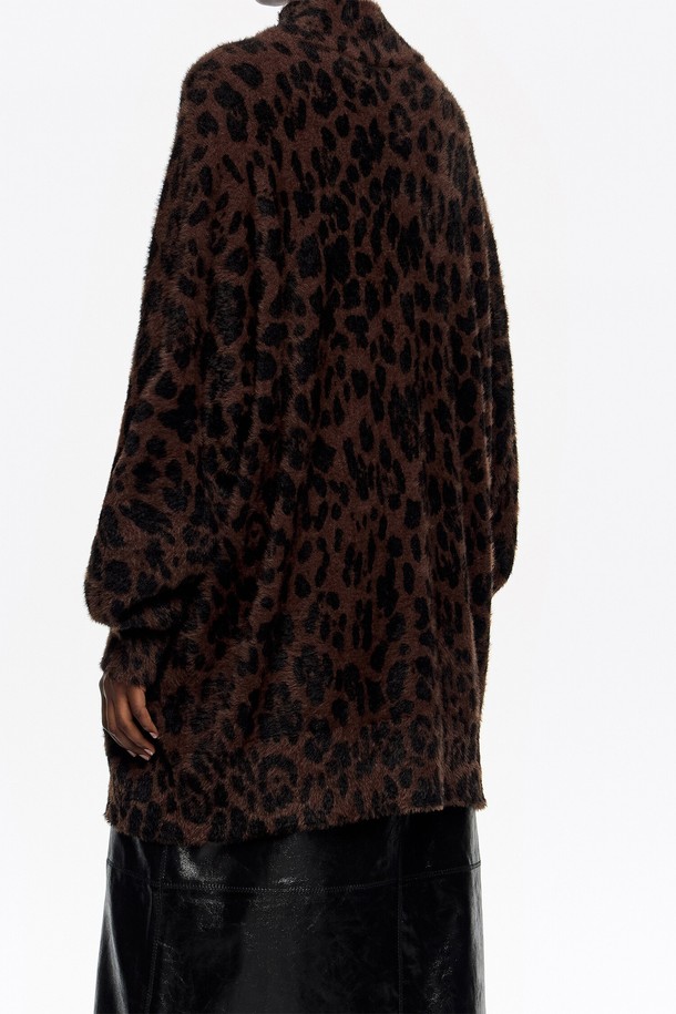 [25FW] 다크브라운 레오파드 빅 퍼 하이넥 스웨터 B256AWK017BRB는 여성스러운 무드를 연출하는 상의입니다. 부드러운 촉감의 빅 퍼(fur) 디테일이 돋보이는 하이넥 스웨터로, 오버핏 디자인과 긴 소매 기장이 편안하면서도 우아한 실루엣을 선사합니다. 다크브라운 컬러와 레오파드 패턴이 어우러져 클래식, 로맨틱, 시크한 스타일을 완성하며, 데이트룩, 모임룩, 연말 모임룩에 활용하기 좋습니다. 가을, 겨울 시즌에 어울리는 두꺼운 두께감으로 따뜻하게 착용할 수 있습니다.

