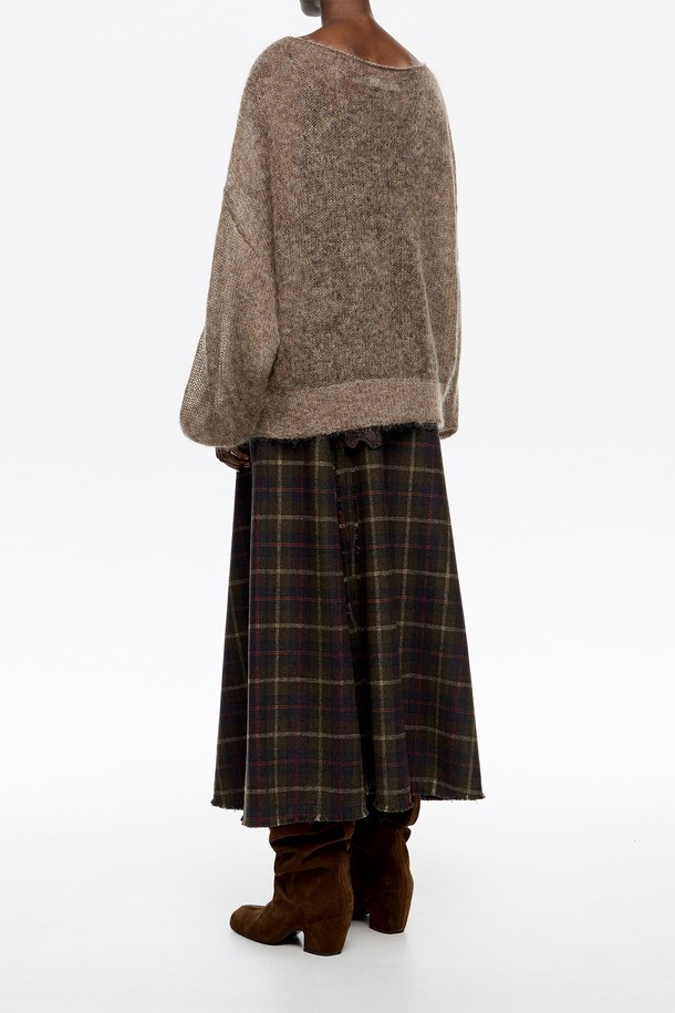 [25FW] 다크카키 울 A라인 체크 스커트 B256AWS005KAA는 25FW 시즌에 출시된 여성용 A라인 체크 스커트입니다. 다크카키 컬러에 울 소재로 제작되어 부드러운 촉감과 두꺼운 두께감을 자랑하며, 가을과 겨울에 따뜻하게 착용할 수 있습니다. 클래식하고 미니멀한 스타일로, 오피스룩, 출근룩, 모임룩 등 다양한 TPO에 활용 가능합니다. A라인 핏과 체크 패턴이 세련된 분위기를 연출합니다.
