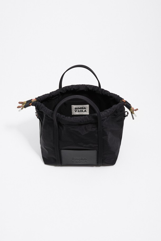 세련된 블랙 컬러의 [25FW] 블랙 나일론 크로스바디백 스몰 B256AIB050BKF입니다. 가볍고 내구성이 뛰어난 나일론 소재로 제작되어 편안한 착용감을 선사하며, 심플한 사각 디자인에 지퍼형 잠금 방식으로 소지품을 안전하게 보관할 수 있습니다. 스몰 사이즈로 출근룩, 오피스룩, 데이트룩 등 다양한 TPO에 활용 가능하며, 미니멀, 시크, 클래식 스타일을 즐기는 여성분들께 추천합니다. 깔끔한 무지 디자인으로 어떤 스타일에도 매치하기 용이하여 데일리백으로 손색없습니다.
