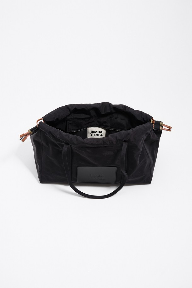 [25FW] 블랙 나일론 숄더백 라지 B256AIB051BKF는 여행, 휴가, 피트니스룩에 어울리는 여성용 숄더백입니다. 캐주얼, 미니멀, 스포티한 스타일을 연출하기 좋으며, 가볍고 튼튼한 블랙 나일론 소재로 제작되었습니다. 넉넉한 수납공간의 라지 사이즈 원통형 가방으로, 더플백 스타일과 양쪽 손잡이 디자인이 특징입니다. 지퍼형 잠금 방식으로 소지품을 안전하게 보관할 수 있습니다.
