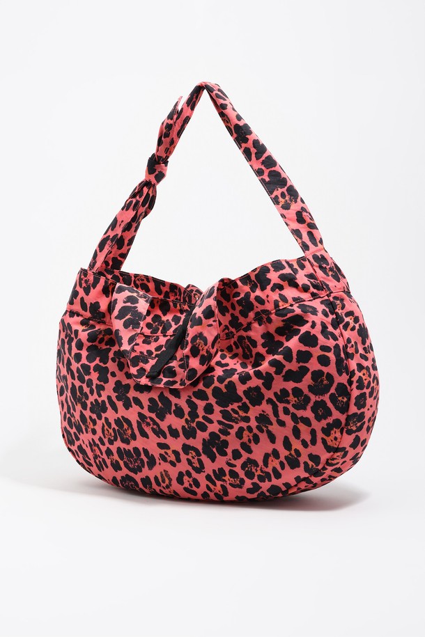 [25FW] 일렉트릭핑크 레오파드 프린트 나일론 쇼퍼백 B256AIB057PKF는 여성스러운 매력을 강조하는 쇼퍼백입니다. 일렉트릭핑크 컬러와 레오파드 프린트가 만나 독특하고 세련된 분위기를 연출하며, 나일론 소재로 제작되어 가볍고 편안한 착용감을 제공합니다. 오픈형 디자인으로 소지품을 쉽게 넣고 꺼낼 수 있으며, 여행룩, 휴가룩, 여름 바캉스룩과 같은 TPO에 잘 어울립니다. 캐주얼, 리조트, 레트로 스타일을 즐겨 입는 분들께 추천하는 아이템입니다.
