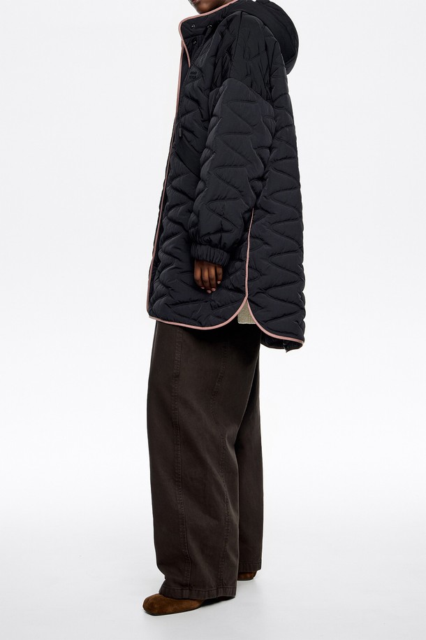 **[25FW] 블랙 패딩 후드 재킷 B256AWD004BKB**는 겨울철 추위를 막아줄 공용 패딩 재킷입니다. 나일론 소재로 제작되어 부드러운 촉감을 선사하며, 두꺼운 두께감과 오버핏으로 뛰어난 보온성을 제공합니다. 캐주얼, 미니멀, 고프코어 스타일을 연출하기 좋으며, 여행룩이나 캠핑룩에 활용하기 좋습니다. 무지 디자인에 집업 여밈 방식과 긴 소매, 후드 스타일로 어떤 옷에도 쉽게 매치할 수 있습니다.
