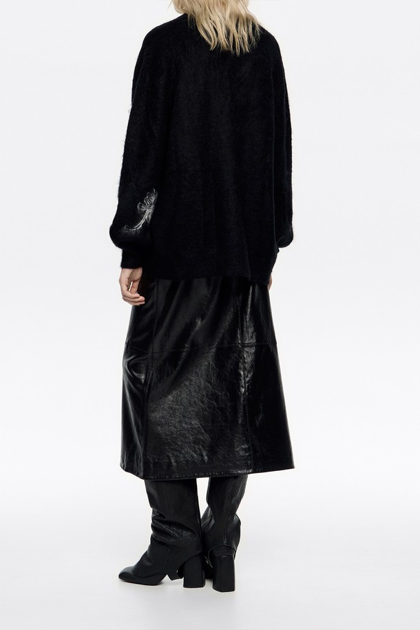 빔바이롤라 블랙 알파카 울 리브드 카디건 B256AWG003BKE는 여성용 가을/겨울 의류입니다. 캐주얼, 클래식, 미니멀 스타일을 아우르며 일상 및 모임룩에 적합합니다. 부드러운 촉감의 알파카, 울, 니트 혼방 소재로 제작되었으며, 브이넥 디자인에 루즈핏으로 편안함을 더했습니다. 블랙 컬러에 플라워 자수, 긴소매와 두꺼운 두께감이 특징이며, 유니크한 스타일을 연출합니다.
