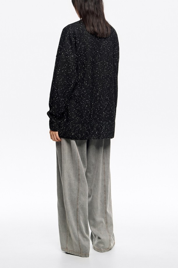 25FW 빔바이롤라 블랙 롱 네프스 카디건 B256AWG008BKB는 여성용 상의 니트/스웨터 카테고리에 속하는 제품입니다. 캐주얼, 미니멀, 클래식 스타일을 아우르며, 가을, 겨울 시즌에 착용하기 좋습니다. 블랙 컬러의 롱 기장 브이넥 카디건으로, 루즈핏 디자인에 네프스 패턴이 특징입니다. 아크릴, 폴리에스터, 면 혼방 소재로 제작되어 편안한 착용감을 선사하며, 긴 소매 디자인으로 따뜻함을 더했습니다. 일상에서 활용하기 좋은 베이직한 아이템입니다.
