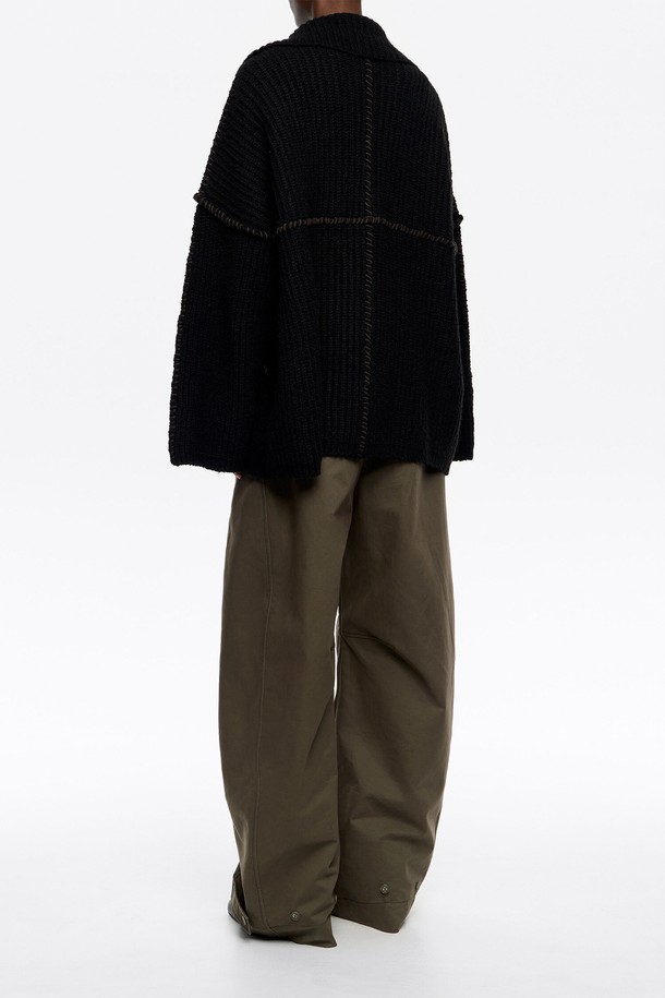 [25FW] 빔바이롤라 메탈 후크 블랙 카디건 B256AWG012BKE는 여성용 카디건입니다. 가을, 겨울 시즌에 어울리는 두꺼운 두께감의 니트 소재와 울 소재 혼방으로 제작되었습니다. 캐주얼, 베이직, 모던 스타일을 연출하며, 루즈핏과 오버핏으로 편안한 착용감을 제공합니다. 블랙 컬러의 무지 또는 골지 패턴으로 폭넓은 코디가 가능하며, 숄카라 또는 브이넥 디자인에 메탈 후크와 스티치 디테일이 돋보입니다. 긴 소매 기장과 오픈/버클 여밈 방식을 갖춘 실용적인 아이템입니다.
