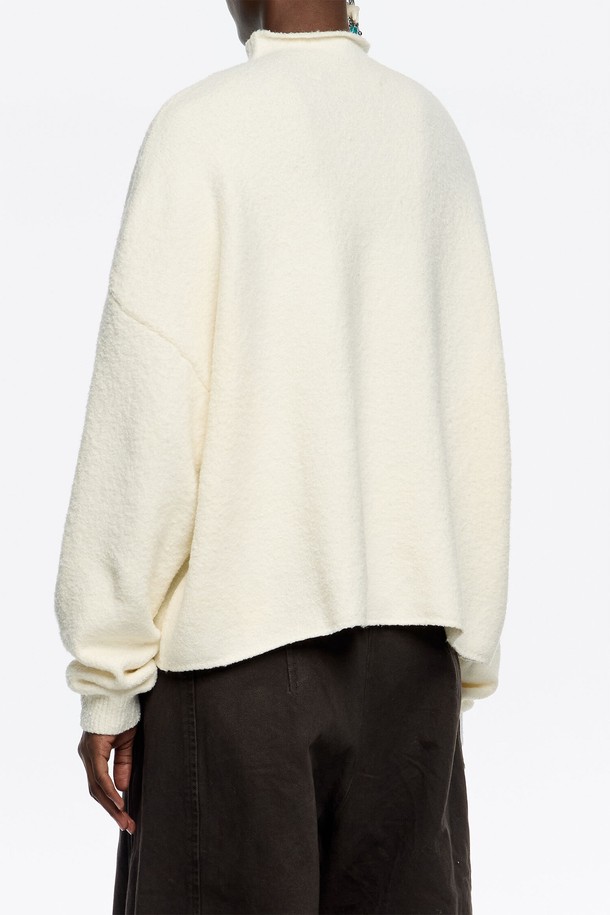 [25FW] 빔바이롤라 아이보리 코튼 박시 스웨터 B256AWK019IVB는 여성용 니트/스웨터입니다. 가을, 겨울 시즌에 어울리는 두꺼운 두께감의 긴소매 스웨터로, 부드러운 촉감이 특징입니다. 아이보리 색상의 무지 디자인에 모크넥 라인과 루즈핏으로 편안한 착용감을 선사합니다. 면, 나일론, 아크릴, 스판덱스 혼방 소재로 제작되어 캐주얼, 미니멀, 클래식 스타일 연출에 용이합니다. 일상복으로 활용하기 좋은 베이직한 디자인의 스웨터입니다.
