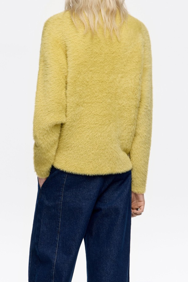 [25FW] 빔바이롤라 머스타드 하이넥 퍼 스웨터 B256AWK018MSB는 여성용 니트/스웨터입니다. 가을, 겨울 시즌에 어울리는 두꺼운 두께감의 레귤러핏 제품으로, 부드러운 촉감의 폴리아미드와 나일론 소재를 사용하여 제작되었습니다. 머스타드 컬러의 무지 디자인이며, 하프넥/터틀넥/모크넥 스타일의 하이넥에 긴 소매 기장으로 디자인되어 캐주얼, 클래식, 미니멀 스타일을 모두 소화할 수 있습니다. 일상생활에서 폭넓게 활용하기 좋은 베이직한 아이템입니다.
