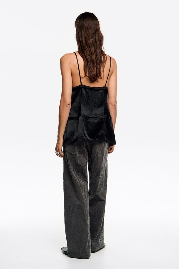 [25FW] 빔바이롤라 리드그레이 코듀로이 배럴 팬츠 B256AWP006GRA는 여성용 배럴 팬츠입니다. 가을, 겨울 시즌에 어울리는 이 바지는 리드 그레이 컬러의 코듀로이 소재로 제작되어 캐주얼하면서도 모던한 스타일을 연출합니다. 면, 엘라스테인 혼방으로 편안한 착용감을 제공하며, 와이드한 배기핏이 특징입니다. 출근룩과 모임룩, 그리고 캐주얼, 미니멀, 클래식 스타일을 즐겨 입는 분들께 추천합니다.
