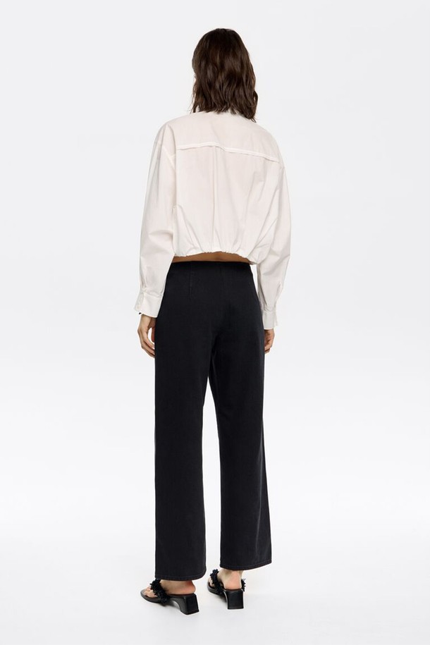 빔바이롤라 블랙 데님 앵클 진 B256AWN006BKA는 여성용 데님 팬츠입니다. 일상생활에서 편안하게 착용할 수 있으며, 봄, 가을, 겨울 계절에 적합합니다. 블랙 및 WASHED DENIM BLACK 컬러로 출시되었으며, 캐주얼, 베이직, 미니멀 스타일을 연출하기 좋습니다. 9부 기장의 일자핏, 또는 스트레이트, 와이드 핏으로 디자인되었으며 앵클 렝스 특징을 가지고 있습니다. 면과 데님 소재로 제작되어 있으며, 레귤러핏으로 편안함을 더했습니다.
