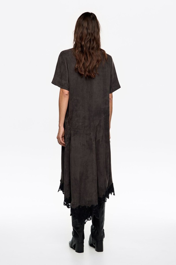 25FW 빔바이롤라 워시드 블랙 레이스 V넥 드레스 B256AWO009BKB는 여성스러운 매력을 극대화하는 드레스입니다. 부드러운 라이오셀, 비스코스, 폴리아미드, 폴리에스테르 소재와 레이스 디테일이 조화롭게 어우러져 우아하고 모던한 스타일을 연출합니다. 롱 맥시 기장의 A라인 실루엣과 언밸런스한 디자인이 세련된 분위기를 더하며, 브이넥 라인이 시원한 느낌을 선사합니다. 반소매 디자인으로 봄, 가을, 겨울 모두 활용 가능하며, 파티룩, 여행룩, 모임룩 등 다양한 TPO에 맞춰 스타일링할 수 있습니다. 루즈핏으로 편안하면서도 스타일리시하게, 캐주얼하면서도 여성스러운 매력을 뽐내보세요.
