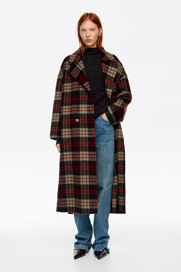 [25FW] 빔바이롤라 레드 체크 울 코트 B256AWC003RDB는 여성스러운 실루엣을 돋보이게 하는 아우터입니다. 가을과 겨울에 어울리는 두꺼운 두께감과 롱 기장으로, 오피스룩, 모임룩, 데이트룩 등 다양한 TPO에 활용 가능합니다. 레드 컬러의 체크 패턴이 돋보이는 더블 코트 타입으로, 클래식하고 캐주얼한 스타일을 연출하며 루즈핏 또는 오버핏으로 편안하게 착용할 수 있습니다. 모, 울, 폴리에스터, 알파카 등의 고급 소재와 더블 페이스드 울 소재로 제작되어 따뜻함과 스타일을 동시에 잡았습니다.
