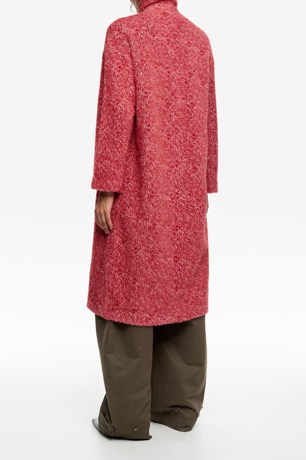 25FW 빔바이롤라(BIMBA Y LOLA) 레드 퍼 테일러드 코트 B256AWC007RDB는 여성스러운 매력을 더해줄 아우터입니다. 가을과 겨울에 어울리는 두꺼운 두께감의 롱 기장 코트로, 캐주얼하면서도 모던한 스타일을 연출합니다. 더블 버튼 여밈과 테일러드 칼라 디자인이 특징이며, 루즈핏으로 편안한 착용감을 선사합니다. 무지 또는 보카시 패턴의 고급스러운 퍼 소재가 돋보이는 제품입니다. 일상에서 세련된 스타일을 완성해보세요.
