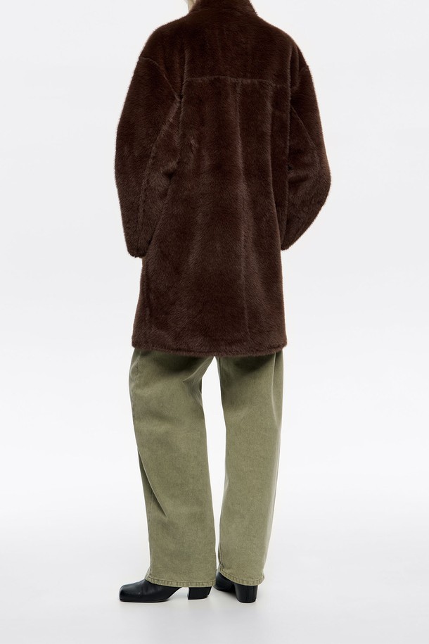 [25FW] 빔바이롤라 다크 브라운 오버사이즈 리버서블 퍼 코트 B256AWM003DWB는 여성용 아우터로, 가을과 겨울에 착용하기 좋은 퍼 코트입니다. 다크 브라운 컬러의 부드러운 퍼와 인조가죽 소재의 조화가 돋보이며, 캐주얼 및 모던 스타일을 연출합니다. 미디엄 기장의 오버핏 디자인으로, 집업 여밈 방식과 긴 소매가 특징입니다. 리버서블 디자인으로 다양한 스타일을 연출할 수 있으며, 모임룩 및 연말 모임룩에 활용하기 좋습니다.
