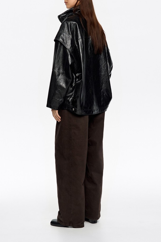 [25FW] 빔바이롤라 블랙 오버사이즈 레더 재킷 B256AWL003BKE는 여성용 아우터 재킷입니다. 캐주얼, 스트리트, 미니멀 스타일을 아우르는 블랙 컬러의 무지 디자인으로, 가을과 겨울에 착용하기 좋습니다. 오버핏 실루엣과 두꺼운 두께감으로 트렌디한 스타일을 연출하며, 하이넥 디자인이 특징입니다. 인조가죽, 비건가죽, 소가죽 등 다양한 소재로 제작되었으며, 긴 소매와 집업 여밈 방식으로 편안한 착용감을 선사합니다. 일상생활에서 스타일리시하게 연출하기 좋은 아이템입니다.
