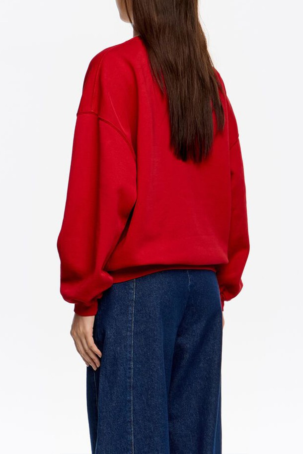 [25FW] 레드 롱 타이 로고 스웻셔츠 B256AWW003RDB는 캐주얼 및 스트릿 스타일을 위한 여성용 스웻셔츠입니다. 가을, 겨울, 봄 시즌에 착용하기 적합하며, 라운드넥에 긴 소매, 루즈핏으로 편안한 착용감을 선사합니다. 면 소재로 제작되었으며, 레드 컬러 바탕에 로고와 프린트 무늬가 특징입니다. 레귤러 기장으로 다양한 하의와 매치하여 개성 있는 스타일을 연출할 수 있습니다.
