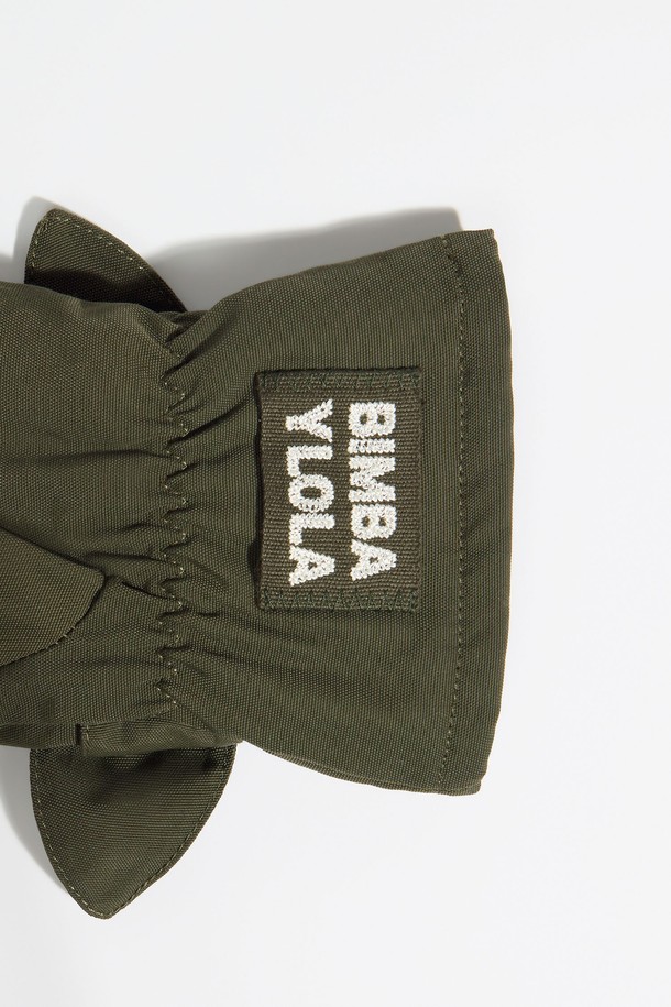 [25FW] 카키 나일론 장갑 B256AIG004KAB은 가을, 겨울철 일상과 출근 룩에 잘 어울리는 여성용 장갑입니다. 부드러운 촉감의 카키색 무지 디자인으로, 캐주얼, 클래식, 미니멀 스타일을 소화하기 좋습니다. 겉감은 폴리아미드 73%, 면 27%로 제작되었으며, 안감은 폴리에스터 69%, 폴리아미드 23%, 면 8%로 구성되어 보온성을 높였습니다. 손목 부분에 리본 장식이 있으며, 더스트백이 랜덤으로 포함될 수 있습니다. 
