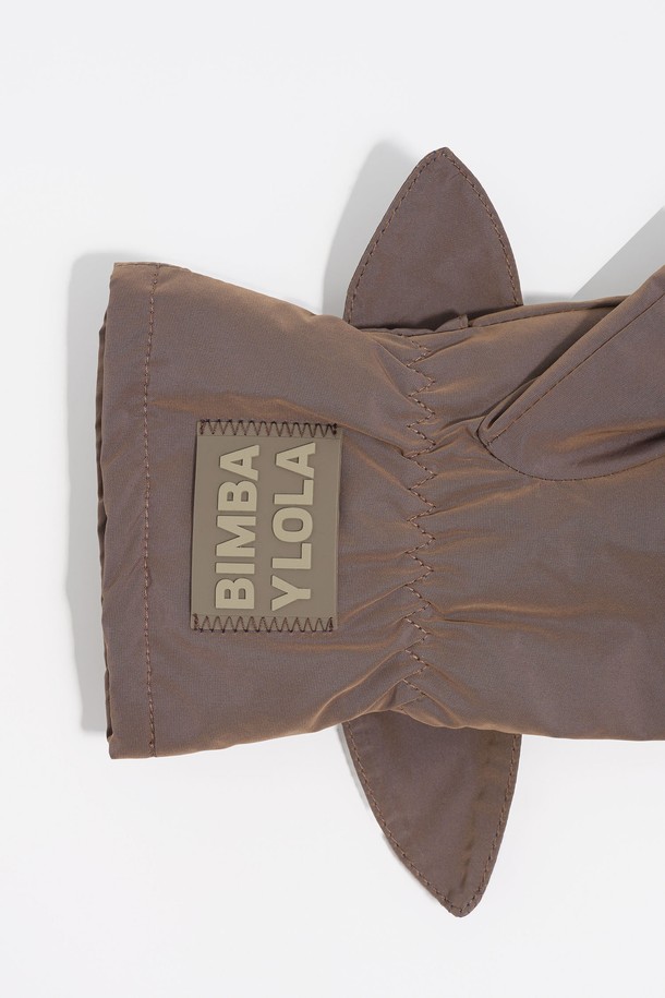 [25FW] 밍크 나일론 장갑 B256AIG001BRB는 부드러운 촉감의 밍크와 브라운 컬러가 조화롭게 어우러진 여성용 장갑입니다. 캐주얼, 러블리, 베이직 스타일을 아우르며 겨울철 보온성을 책임지는 아이템입니다. 나일론, 폴리에스터 소재를 사용하여 편안한 착용감을 선사하며, 폴리에스터 안감과 충전재로 보온성을 높였습니다. 무지 디자인에 리본 장식으로 포인트를 더했으며, 넉넉한 사이즈의 더스트백에 담겨 제공됩니다.
