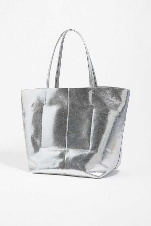 세련된 실버 컬러의 [25FW] 실버 레더 쇼퍼백 라지 B256AIB061SIF입니다. 본디드 레더, 폴리에스터, 폴리우레탄 소재로 제작되어 넉넉한 수납공간을 제공하며, 사각 형태의 라지 사이즈로 실용성을 높였습니다. 무지 바탕에 로고 디테일이 더해져 캐주얼하면서도 미니멀한 스타일을 연출합니다. 더스트백이 포함되어 있으며, 오픈형 잠금 방식으로 편리하게 사용할 수 있습니다. 가을, 겨울 시즌 출근룩, 모임룩, 데이트룩에 다양하게 매치하여 스타일리시함을 더해보세요.
