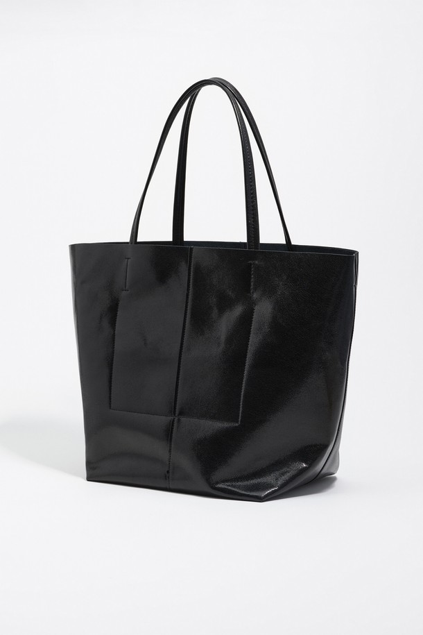 세련된 블랙 레더 쇼퍼백 라지 B256AIB062BKF를 소개합니다. 넉넉한 수납공간의 라지 사이즈로, 출근룩, 오피스룩, 모임룩 등 다양한 TPO에 활용 가능합니다. 재생가죽, 폴리에스테르, 폴리우레탄 혼방의 튼튼한 소재로 제작되었으며, 미니멀, 시크, 클래식 스타일을 연출하기 좋습니다. 가방 전면에 레터링 로고가 포인트로 디자인되었으며, 사각형 쉐입으로 세련된 느낌을 더했습니다. 45 x 33 x 22cm 크기로 넉넉하며, 더스트백(랜덤 색상)이 포함되어 있습니다.
