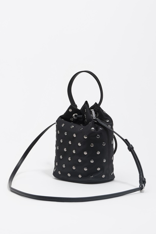 세련된 블랙 컬러의 [25FW] 블랙 나일론 미니 버킷백 B256AID024BKF입니다. 미니멀하고 시크한 스타일을 연출하기 좋으며, 데이트룩, 모임룩, 소개팅룩에 완벽하게 어울립니다. 나일론, 폴리아미드, 폴리에스테르, 본디드 가죽, 폴리우레탄 등 다양한 소재를 사용하여 제작되었으며, 16 * 20 cm의 아담한 사이즈로 실용성을 더했습니다. 무지 또는 도트 패턴에 스터드/찡과 로고 디자인 장식이 포인트로 더해졌으며, 조임용 끈으로 간편하게 잠글 수 있습니다. (더스트백 포함 가능 - 랜덤)
