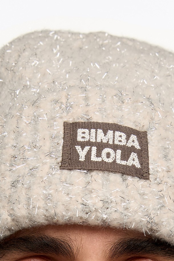 **[25FW] 아이보리 루렉스 비니 B256AIH012IVB**

부드러운 니트 소재의 여성용 비니입니다. 아이보리 컬러에 골지 패턴으로 디자인되어 있으며, 은은한 루렉스 디테일이 돋보입니다. 겨울철 방한용으로 적합하며, 캐주얼, 미니멀, 클래식 스타일 모두 소화 가능합니다. 로고 자수 또는 패치 장식이 포인트로 더해져 세련된 느낌을 선사합니다.
