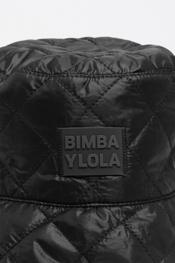 가을, 겨울 시즌에 어울리는 블랙 컬러의 여성용 버킷햇입니다. 부드러운 촉감의 폴리에스테르와 면 혼방 소재로 제작되어 편안한 착용감을 선사합니다. 무지 디자인에 퀄팅 및 로고 장식이 더해져 캐주얼, 미니멀, 클래식 스타일 모두 소화 가능합니다. 자외선 차단 및 보온 기능을 갖춰 실용성을 높였으며, 데일리룩에 포인트 아이템으로 활용하기 좋습니다. [25FW] 블랙 나일론 버킷햇 B256AIH009BKB로 세련된 겨울 스타일을 완성해 보세요.
