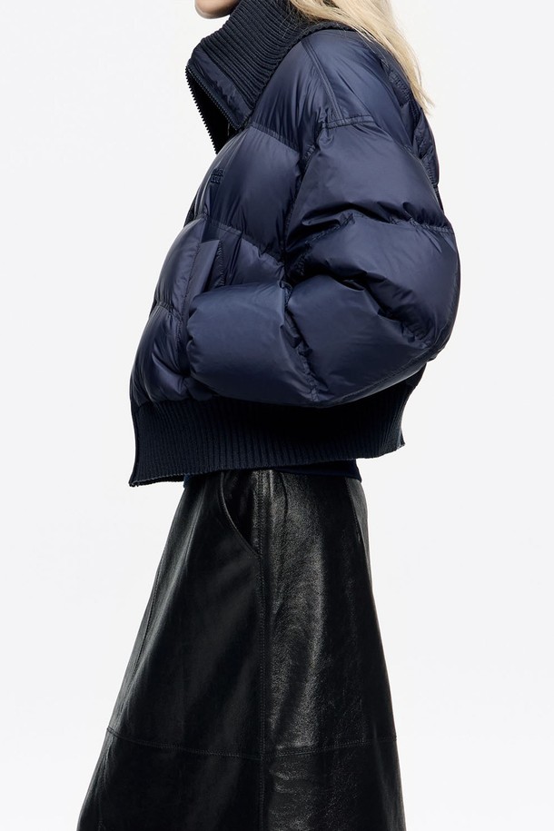 \[25FW] 네이비블루 맥시 니트 네크라인 다운 재킷 B256AWD007NYB는 여성 고객을 위한 겨울철 아우터입니다. 캐주얼 및 모던 스타일을 추구하며, 일상과 캐주얼한 TPO에 적합합니다. 숏 기장의 오버핏 또는 루즈핏으로, 다크 네이비, 네이비, 네이비블루 등 다양한 네이비 계열 색상으로 출시되었습니다. 방한 기능과 맥시 니트 네크라인 디자인이 특징이며, 아크릴, 폴리아미드, 오리털, 덕다운 등 두꺼운 소재로 제작되어 보온성을 높였습니다. 출근룩과 여행룩에 미니멀, 캐주얼, 클래식 스타일을 더해 세련된 겨울 패션을 완성해 보세요.
