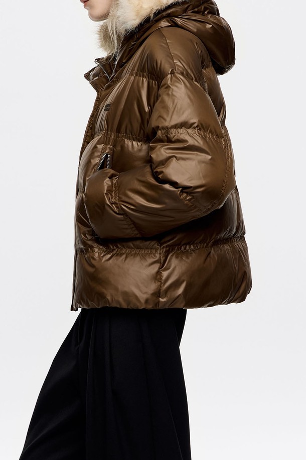 [25FW] 다크카키 퍼 후드 숏 다운 재킷 B256AWD008OLB는 여성용 아우터로, 겨울철 일상에서 캐주얼하게 착용하기 좋은 다운 재킷입니다. 다크카키 및 다크 올리브 컬러의 무지 디자인에 퀄팅 디테일이 돋보이며, 숏 기장과 루즈핏으로 편안한 착용감을 선사합니다. 부드러운 촉감의 폴리에스테르, 폴리아미드, 화이트 덕 다운, 오리 깃털 등 고급 소재를 사용하여 보온성을 높였습니다. 후드와 퍼 디테일이 캐주얼한 스타일을 더하며, 스냅과 지퍼 여밈으로 간편하게 착용할 수 있습니다. 여행룩, 캠핑룩, 캐주얼, 미니멀, 고프코어 스타일을 즐기는 분들께 추천합니다.
