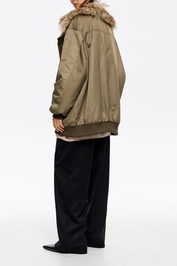 [25FW] 라이트카키 퍼 퀼팅 봄버 재킷 B256AWJ006LKB는 여성용 아우터로, 가을과 겨울에 따뜻하게 착용할 수 있는 봄버 재킷입니다. 라이트카키 컬러의 무지 디자인에 퀼팅 디테일이 더해져 캐주얼하면서도 스트릿한 스타일을 연출합니다. 오버핏으로 편안한 착용감을 제공하며, 두꺼운 두께감과 긴 소매 기장으로 보온성을 높였습니다. 집업 스타일의 여밈 방식과 퍼 트리밍, 시보리(밴딩) 디테일이 특징입니다.
