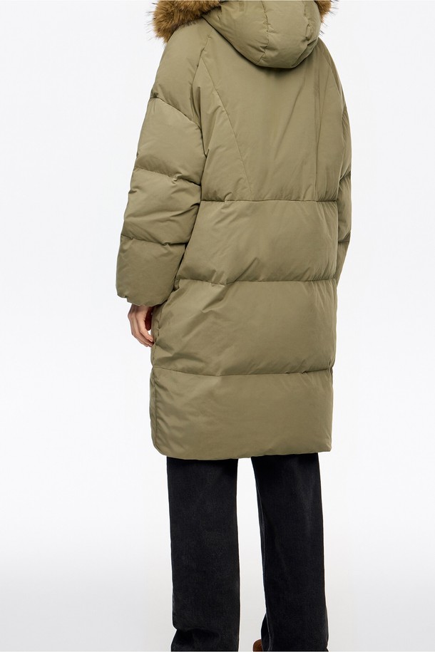 [25FW] 라이트카키 라글런 롱 패딩 다운 재킷 B256AWD009LKB는 여성용 롱패딩으로, 캐주얼 및 베이직 스타일을 추구하는 분들께 적합합니다. 가을과 겨울에 따뜻하게 착용할 수 있으며, 가볍고 보온성이 뛰어난 오리털 충전재를 사용하여 쾌적함을 선사합니다. 루즈핏으로 편안한 착용감을 제공하며, 집업 및 스냅 여밈 방식으로 간편하게 입고 벗을 수 있습니다. 라글런 디자인과 후드, 퍼, 포켓 디테일이 더해져 실용성과 스타일을 동시에 만족시키는 아이템입니다. 라이트카키 컬러의 무지 디자인으로 다양한 룩에 매치하기 용이합니다.
