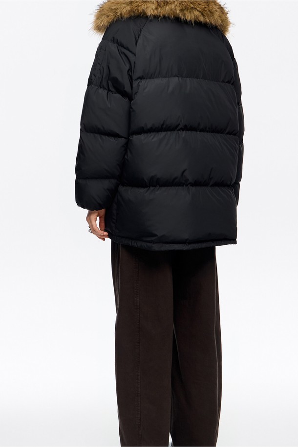 [25FW] 블랙 어드저스터블 퍼 다운 재킷 B256AWD010BKB는 여성용 다운 재킷입니다. 겨울철 방한을 위한 두꺼운 두께감과 오버핏으로 제작되었으며, 캐주얼 및 미니멀 스타일을 연출하기 좋습니다. 부드러운 퍼 소재와 긴 소매, 후드, 포켓, 스트링 조절 기능으로 실용성을 더했습니다. 무지 패턴의 블랙 컬러로 다양한 룩에 매치하기 용이하며, 집업 및 스냅 여밈 방식으로 편안하게 착용할 수 있습니다.
