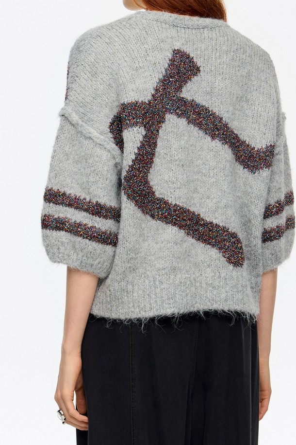 [25FW] 라이트그레이 틴셀 벌룬 스웨터 B256AWK014GRB는 부드러운 촉감의 두꺼운 니트 소재로 제작된 여성용 스웨터입니다. 라이트 그레이 컬러와 회색 컬러를 사용하여 캐주얼하면서도 페미닌한 스타일을 연출합니다. 7부 또는 5부 소매 기장의 벌룬 소매 디자인으로 포인트를 더했으며, 소매 배색 라인이 특징입니다. 라운드넥과 루즈핏으로 편안한 착용감을 선사하며, 가을, 겨울, 봄 등 다양한 계절에 활용 가능합니다. 캐주얼, 미니멀, 클래식 스타일을 즐겨 입는 고객에게 적합합니다.
