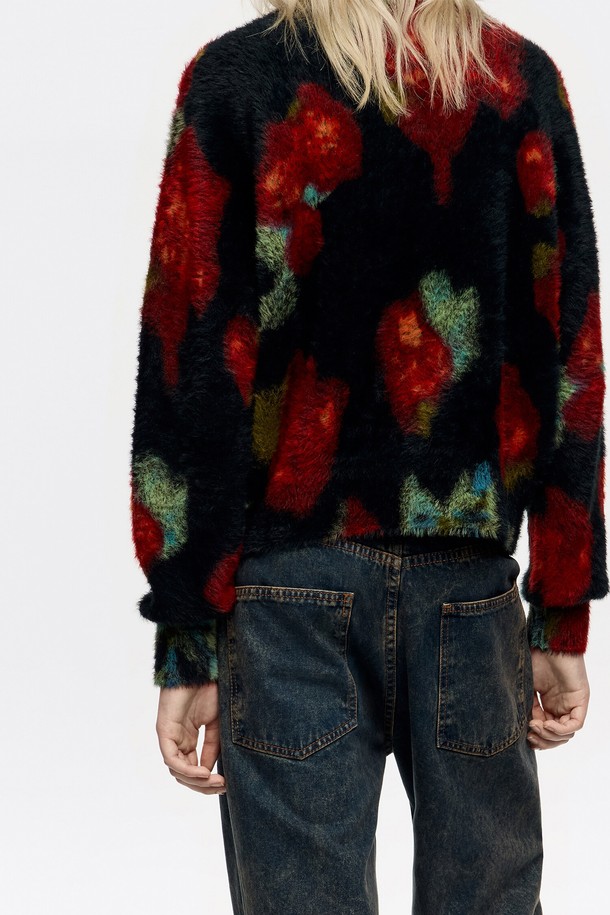 [25FW] 블랙 리본 로즈 퍼 벌룬 스웨터 B256AWK016BKB는 여성스러운 분위기를 연출하는 블랙 컬러의 스웨터입니다. 부드러운 퍼 소재와 니트 소재를 혼방하여 따뜻하고 포근한 착용감을 선사하며, 라운드넥과 긴 소매 디자인으로 편안하게 착용할 수 있습니다. 플라워 패턴과 루즈핏 실루엣이 캐주얼하면서도 화려한 스타일을 완성하여 모임룩으로 활용하기 좋습니다. 가을, 겨울 시즌에 어울리는 두꺼운 두께감으로 보온성을 높였습니다.
