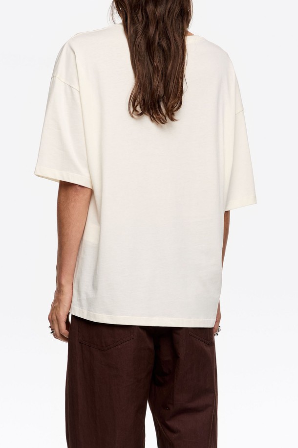 아이보리 컬러의 [25FW] 아이보리 퍼그 로고 티셔츠 B256AWT022IVB입니다. 여성용 티셔츠로, 봄, 여름, 가을에 착용하기 좋습니다. 캐주얼 스타일의 라운드넥 반소매 티셔츠로, 루즈핏으로 편안하게 착용 가능합니다. 면 소재로 제작되었으며, 귀여운 퍼그 캐릭터 로고 프린트가 돋보입니다. 미니멀한 디자인으로 일상에서 폭넓게 활용할 수 있습니다.
