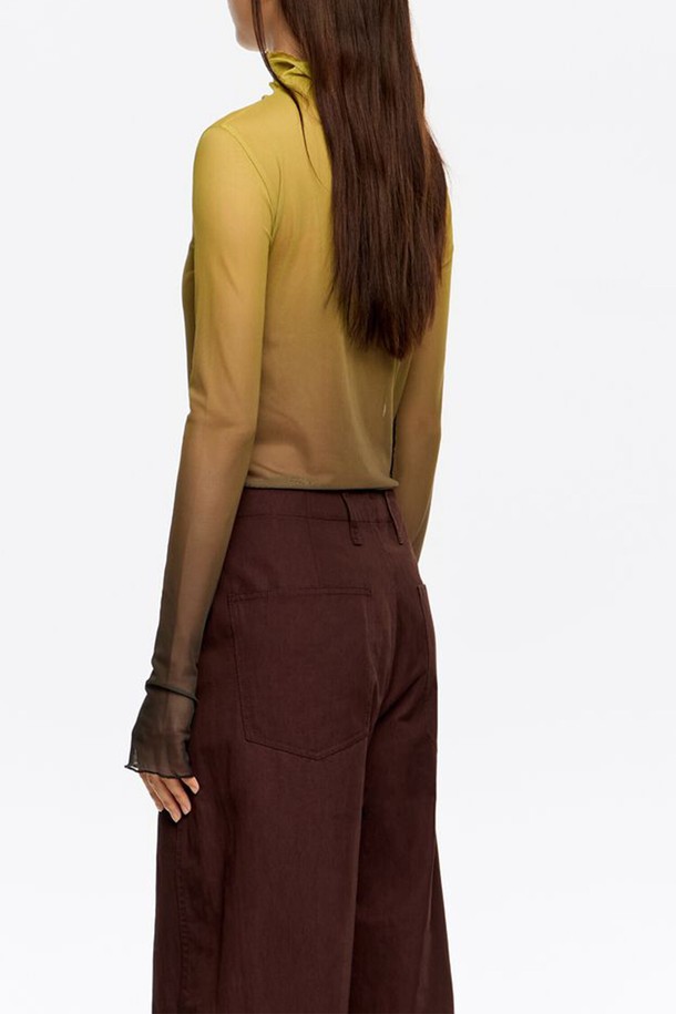 [25FW] 머스타드 튤 하이넥 티셔츠 B256AWT028MSB는 가을과 겨울에 어울리는 여성용 티셔츠입니다. 캐주얼 및 미니멀 스타일을 추구하는 분들을 위한 슬림핏 디자인으로, 얇은 두께의 튤 소재를 사용하여 은은한 멋을 더했습니다. 머스타드 컬러의 무지 디자인은 어떤 하의와도 쉽게 매치할 수 있으며, 하이넥과 긴소매로 세련된 분위기를 연출합니다. 일상생활에서 편안하면서도 스타일리시하게 착용할 수 있는 아이템입니다.
