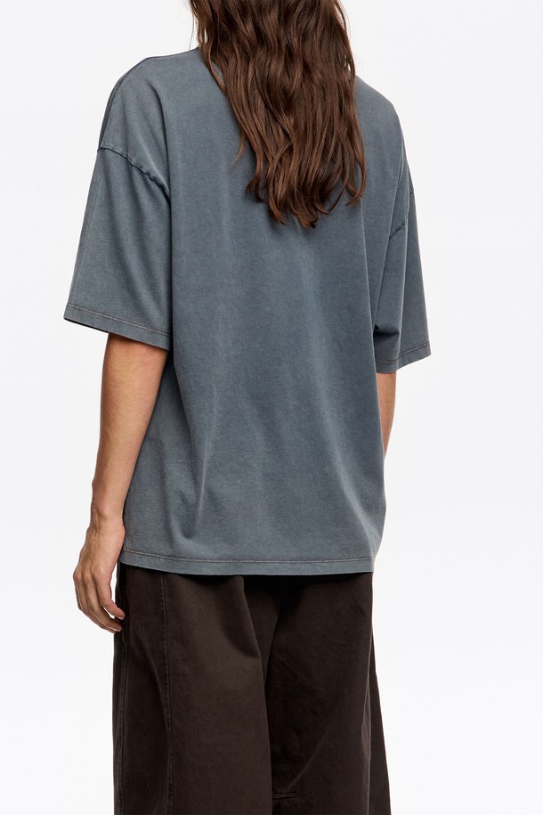 [25FW] 그레이블루 닥스훈트 로고 티셔츠 B256AWT021GRB는 부드러운 면 소재로 제작되어 편안한 착용감을 선사하는 여성 티셔츠입니다. 캐주얼 스타일의 이 티셔츠는 그레이블루 컬러에 닥스훈트 로고와 프린트/패턴으로 포인트를 더했습니다. 봄, 여름, 가을 시즌에 활용하기 좋으며, 라운드넥과 반소매 디자인으로 제작되었습니다. 레귤러 기장의 오버핏으로 편안하게 착용할 수 있으며, 일상복으로 활용하기 좋습니다.
