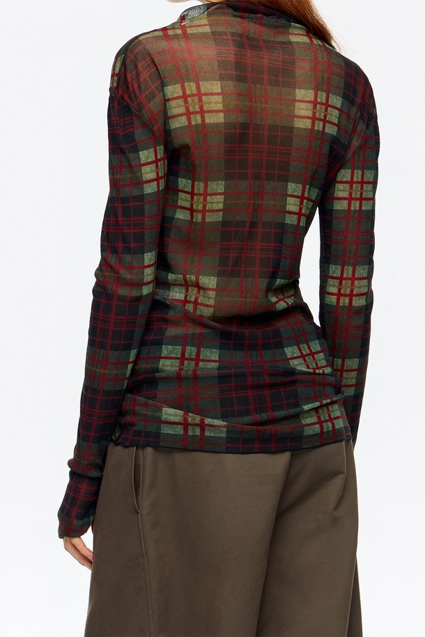 **[25FW] 레드 체크 하이넥 튤 티셔츠 B256AWT029RDB**는 여성스러운 분위기를 연출하는 가을/겨울용 티셔츠입니다. 슬림핏으로 디자인되어 있으며, 하이넥과 긴소매, 얇은 두께감으로 세련된 실루엣을 선사합니다. 튤 소재에 레드 컬러의 체크 패턴이 더해져 캐주얼하면서도 유니크한 스타일을 연출하며, 핑거홀 디테일로 포인트를 더했습니다. 데이트룩, 모임룩, 캐주얼, 미니멀, 클래식 스타일을 즐겨 입는 여성분들께 추천합니다. 구성품으로는 더스트백이 포함되어 있습니다.
