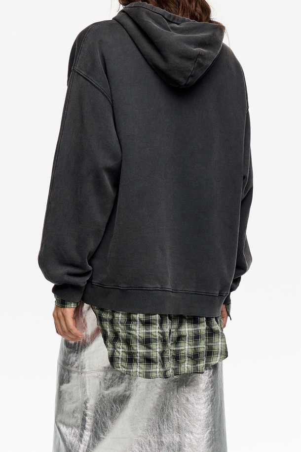 [25FW] 블랙 타이 로고 후디 B256AWW004BKB는 여성용 상의 후디입니다. 워시드 블랙 및 블랙 컬러로 출시되었으며, 일상 및 캐주얼 스타일, 캠핑룩과 산책룩에 적합합니다. 루즈핏과 오버핏으로 편안한 착용감을 선사하며, 봄, 가을, 겨울 계절에 활용 가능합니다. 면 소재의 부드러운 촉감과 로고 프린트 디자인이 특징이며, 긴소매와 후드 네크라인으로 캐주얼하고 스트릿한 스타일을 연출합니다.
