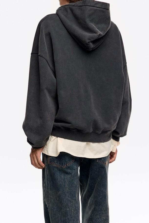 [25FW] 워시드블랙 시티 로고 후디 B256AWW009BKB는 여성용 후드입니다. 일상생활에서 캐주얼하고 스트릿한 스타일을 연출하기에 적합하며, 가을과 겨울에 따뜻하게 입을 수 있습니다. 부드러운 면 소재로 제작되었으며, 두꺼운 두께감으로 포근한 착용감을 선사합니다. 루즈핏으로 편안하게 착용 가능하며, 블랙 컬러 바탕에 로고 프린팅이 돋보입니다. 긴 소매와 후드 디자인으로, 스타일리시함과 보온성을 동시에 잡았습니다.
