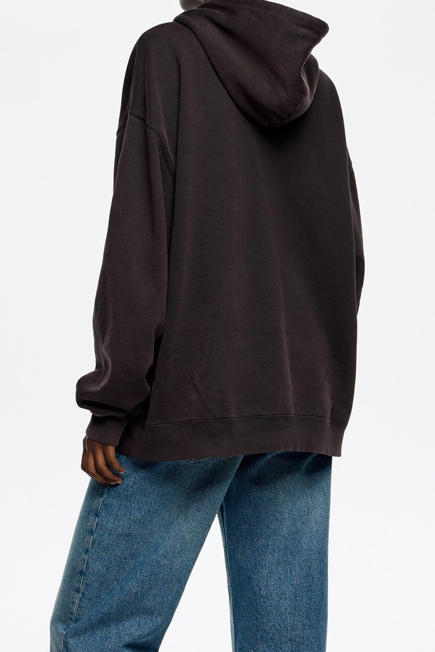 [25FW] 버건디 로고 타이 후디 B256AWW005BDB는 부드러운 면 소재로 제작되어 편안한 착용감을 선사하는 후드티입니다. 버건디 컬러에 로고와 프린트 패턴이 돋보이는 디자인으로, 캐주얼 및 스트릿 스타일을 연출하기 좋습니다. 루즈핏과 오버핏으로 여유로운 실루엣을 자랑하며, 긴 소매와 두꺼운 두께감으로 봄, 가을, 겨울 시즌에 활용하기 좋습니다. 후드 디자인으로 포인트를 더했으며, 일상 및 캐주얼 룩에 활용하기 좋은 아이템입니다.
