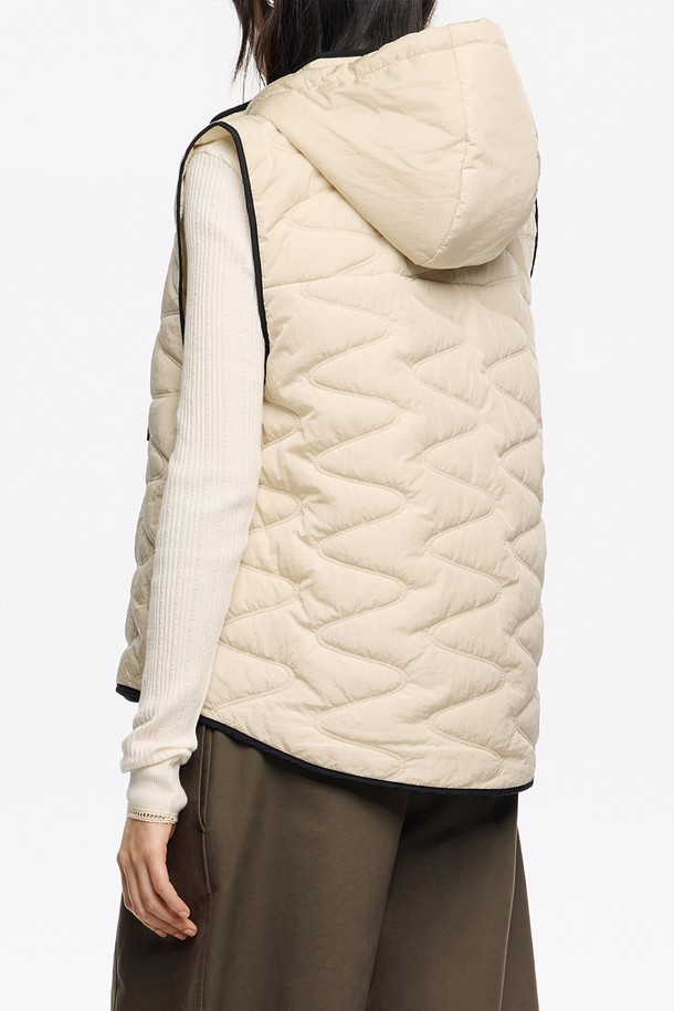 [25FW] 아이보리 후드 패딩 베스트 B256AWV002IVB는 여성용 아우터 베스트입니다. 아이보리 컬러의 무지 퀄팅 디자인으로, 가을, 겨울, 간절기에 캐주얼하게 착용하기 좋습니다. 레귤러핏에 후드 디자인이 돋보이며, 스냅 버튼으로 여밈이 가능합니다. 폴리아미드와 폴리에스터 소재로 제작되어 두께감이 있으며, 블랙 파이핑 디테일로 포인트를 더했습니다. 캐주얼, 미니멀, 클래식 스타일을 즐겨 입는 분들께 추천합니다.
