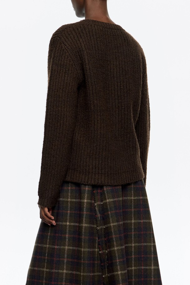 **[25FW] 브라운 피티드 카디건 B256AWG009BRB**는 여성스러운 실루엣을 연출하는 슬림핏 가디건입니다. 부드러운 라운드넥 디자인에, 가을과 겨울에 어울리는 브라운 컬러로 따뜻한 분위기를 더합니다. 폴리에스테르, 아크릴, 면 혼방 소재로 제작되어 편안한 착용감을 선사하며, 골지 패턴이 세련된 느낌을 줍니다. 숏 기장의 긴소매 디자인과 싱글 버튼 여밈으로, 출근룩이나 모임룩 등 다양한 TPO에 캐주얼하고 미니멀하게 활용하기 좋습니다.
