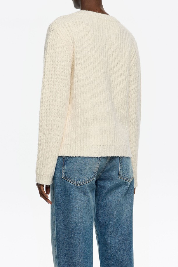 **[25FW] 아이보리 피티드 카디건 B256AWG010IVB**는 여성 의류 상의 카테고리에 속하는 니트/스웨터입니다. 아이보리 컬러의 슬림핏 카디건으로, 봄, 가을, 겨울 계절에 착용하기 좋습니다. 라운드넥 디자인에 긴소매, 골지 무늬가 특징이며, 캐주얼 및 베이직 스타일을 연출하기 좋습니다. 출근룩과 모임룩, 그리고 미니멀한 스타일을 선호하는 분들께 추천합니다. 면, 폴리에스테르, 아크릴 혼방 소재로 제작되었습니다.
