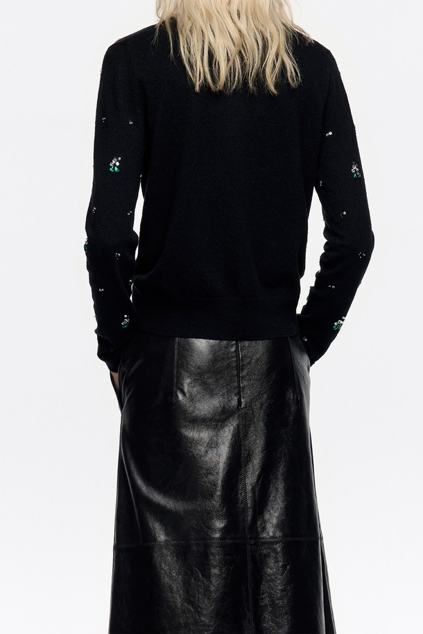 [25FW] 블랙 핏 라인스톤 가디건 B256AWG004BKB는 여성 고객을 위한 가을/겨울용 상의 가디건입니다. 블랙 컬러의 슬림핏 디자인으로, 라운드넥과 긴소매, 싱글 버튼 여밈 방식으로 미니멀하고 캐주얼한 스타일을 연출합니다. 면과 나일론 혼방 소재로 제작되어 편안한 착용감을 제공하며, 무지 패턴에 라인스톤 장식이 포인트로 더해져 세련된 느낌을 선사합니다. 출근룩과 모임룩, 그리고 캐주얼, 미니멀, 클래식 스타일을 즐겨 입는 고객에게 적합한 아이템입니다.
